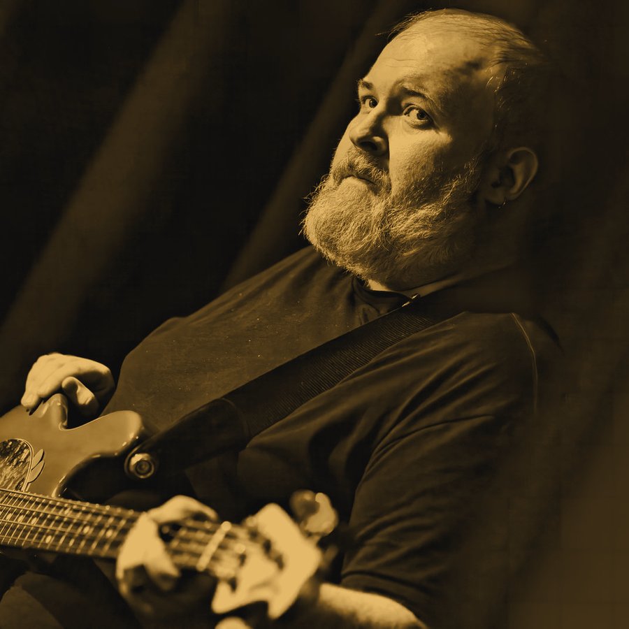 Stuart Curry – Bass